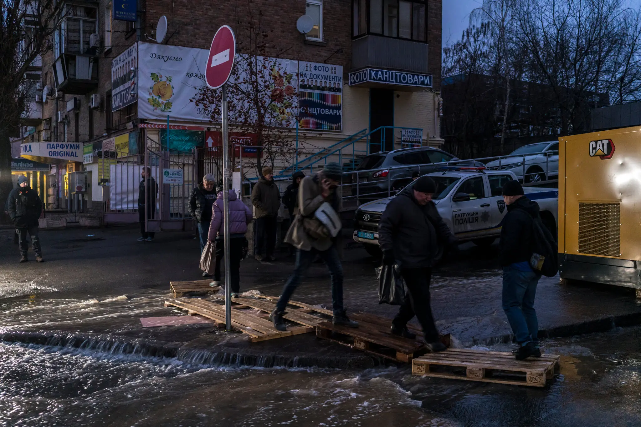 Внаслідок нападу поблизу центру Києва прорвало водогін, через що вулицями потекла вода.